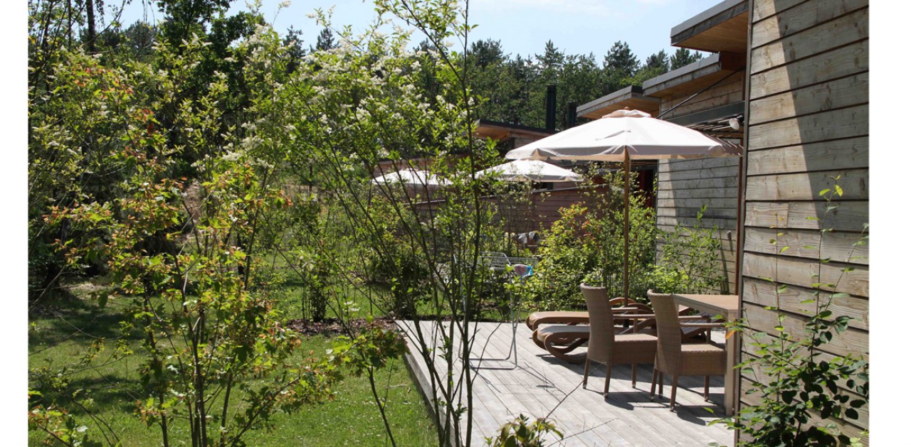 Jardin et terrasse d'un cottage du Center Parc de Sologne
